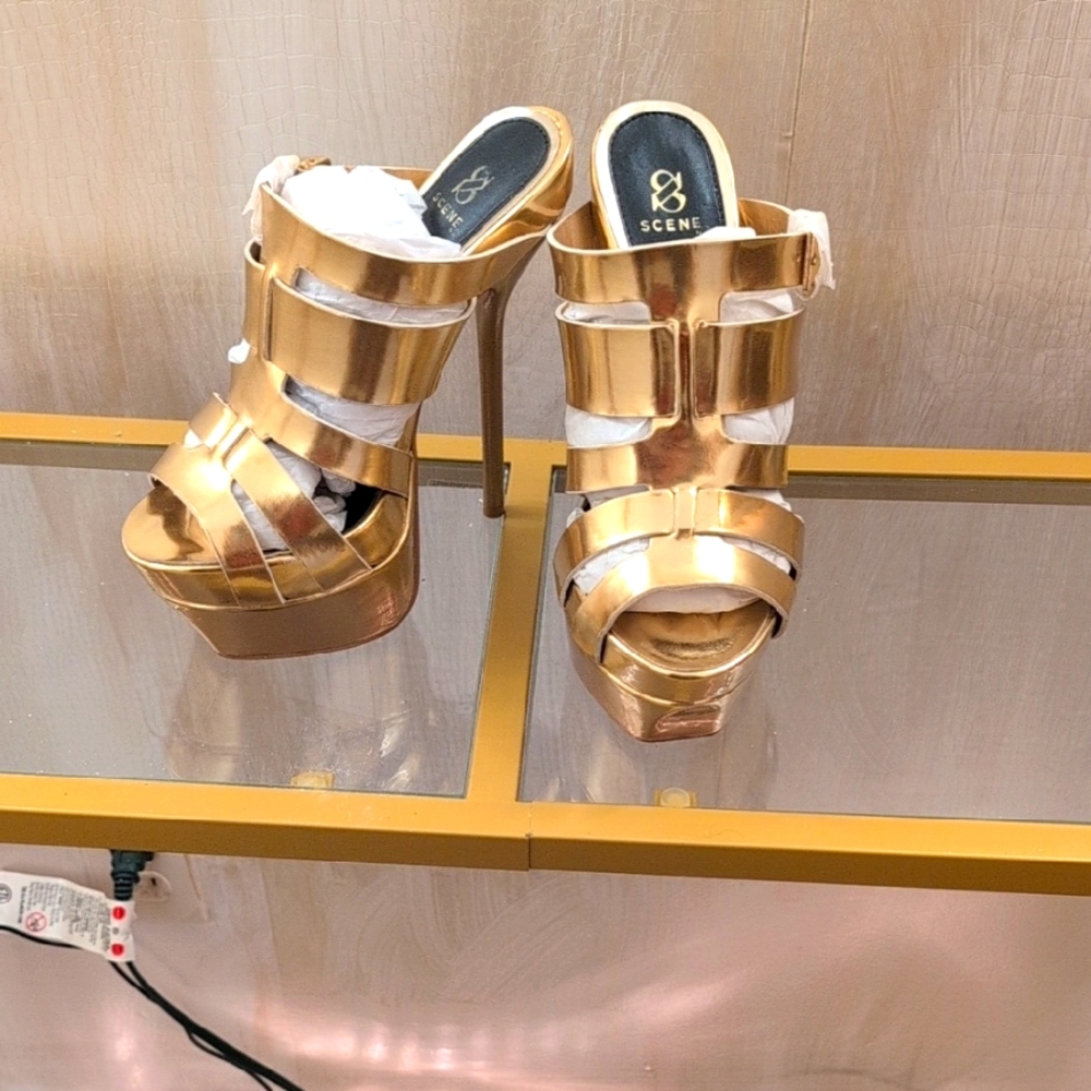 Scene Weaver Gold Heels Elegant Design